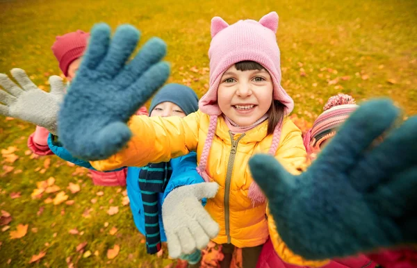 Niños felices saludando las manos en el parque de otoño —  Fotos de Stock