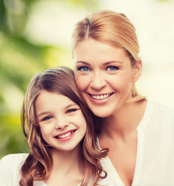 Sorrindo mãe e menina — Fotografia de Stock
