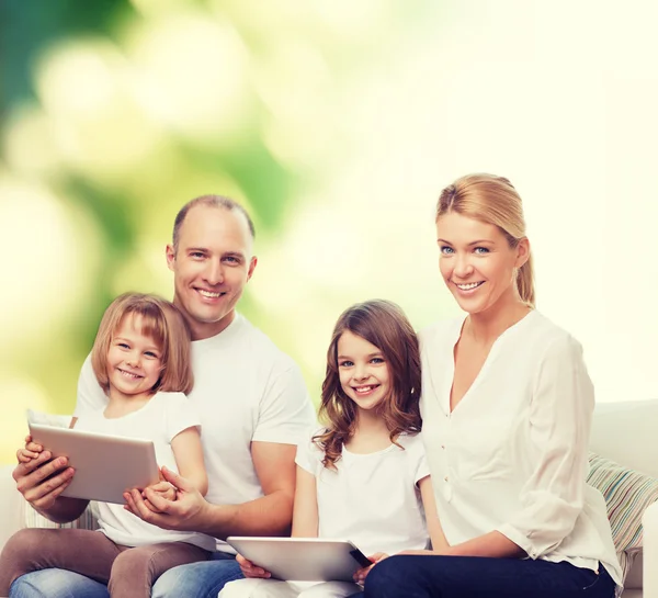 Família feliz com computadores tablet pc — Fotografia de Stock