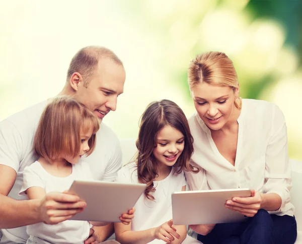 Família feliz com computadores tablet pc — Fotografia de Stock