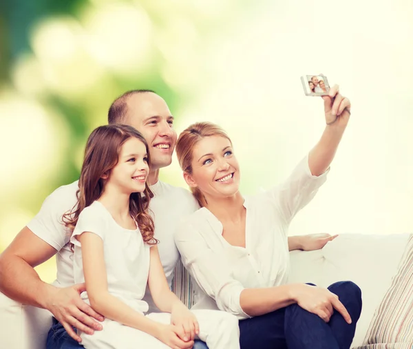 Famiglia felice con macchina fotografica a casa — Foto Stock