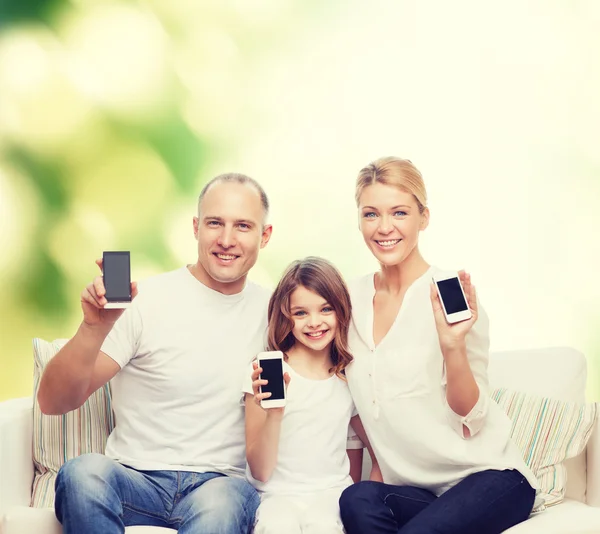 Szczęśliwą rodziną, smartfony — Zdjęcie stockowe