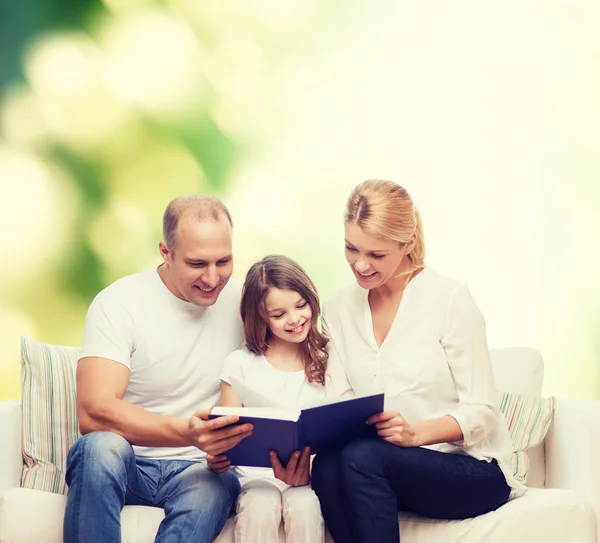 Szczęśliwa rodzina z książki w domu — Zdjęcie stockowe