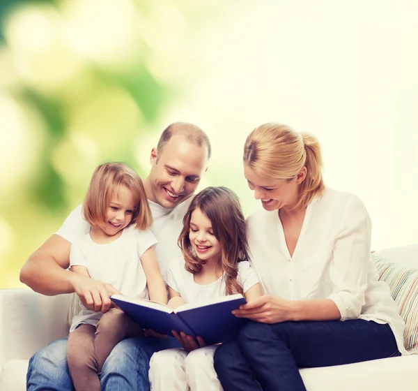 Glückliche Familie mit Buch zu Hause — Stockfoto