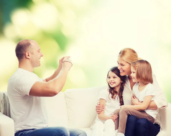 Lycklig familj med kameran hemma — Stockfoto