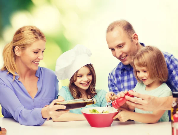 Счастливая семья с двумя детьми, питающаяся дома — стоковое фото