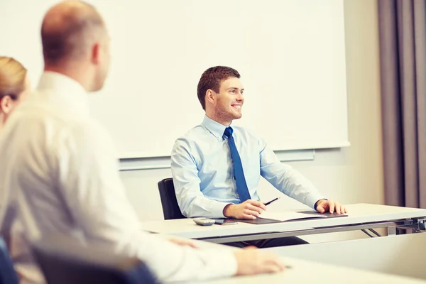 Groep van Glimlachende zakenmensen bijeenkomst in office — Stockfoto