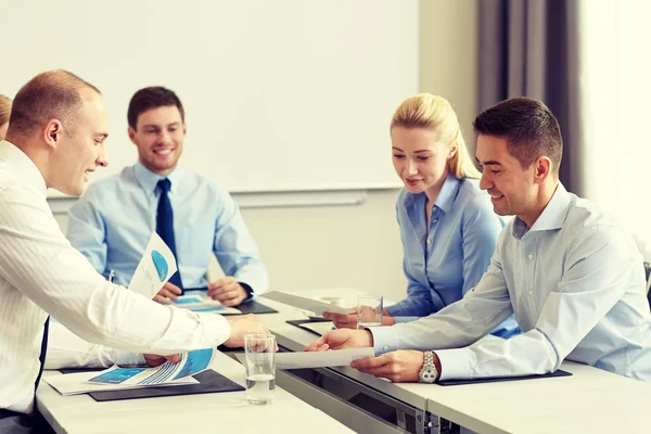 Geschäftsleute mit Papieren treffen sich im Büro — Stockfoto