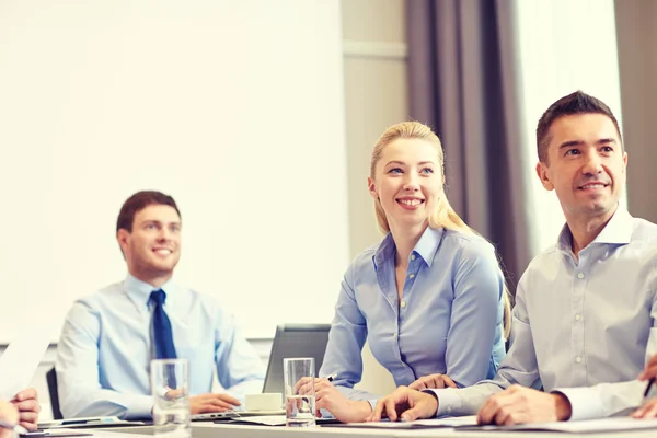 Grupo de empresários sorridentes reunidos no escritório — Fotografia de Stock