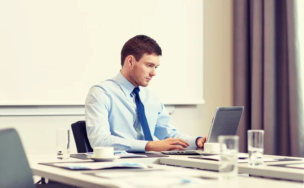 Homme d'affaires avec ordinateur portable travaillant dans le bureau — Photo