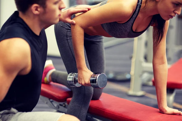 Primer plano de pareja con mancuerna haciendo ejercicio en el gimnasio —  Fotos de Stock