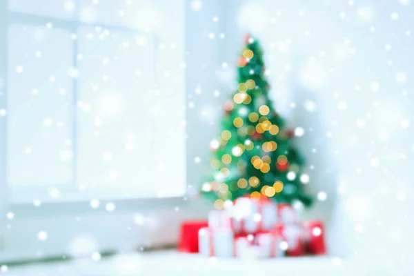 Room with christmas tree and presents background — Stock Photo, Image