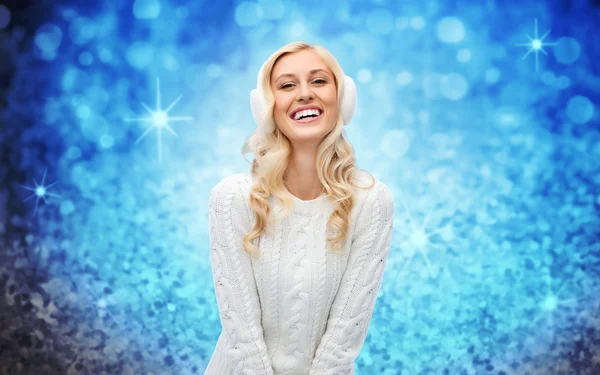 Sonriente joven mujer en invierno orejeras y suéter —  Fotos de Stock