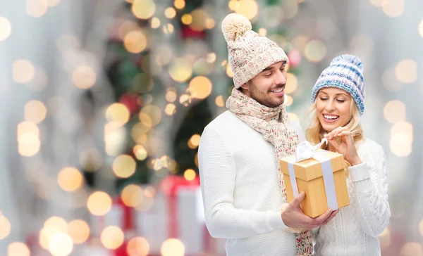 Couple souriant en vêtements d'hiver avec boîte cadeau — Photo