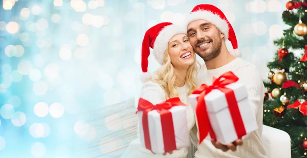 Šťastný pár doma s vánoční dárkové boxy — Stock fotografie