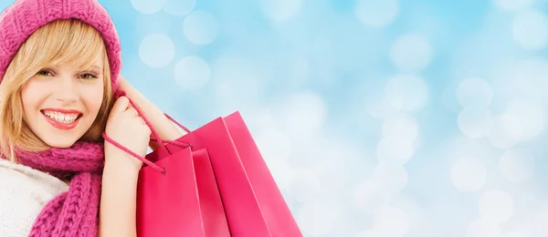 Sorrindo jovem mulher com sacos de compras — Fotografia de Stock