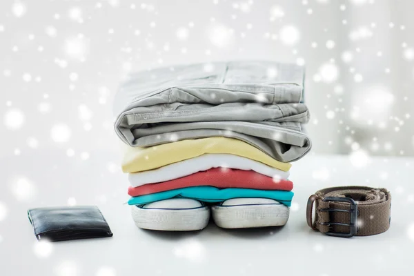 Close up of clothes and accessories on table — Stock Photo, Image