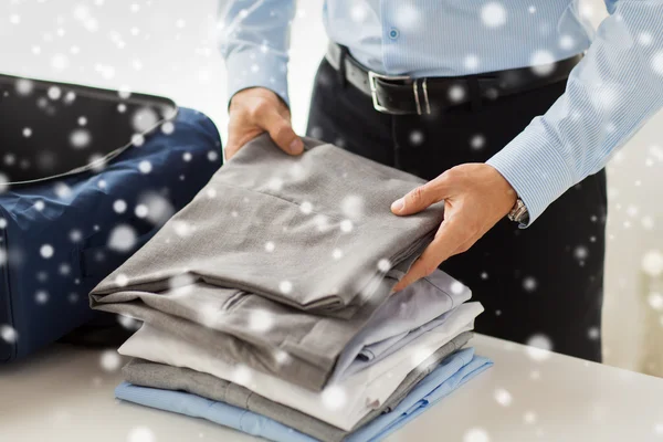 Businessman packing clothes into travel bag — Stock Photo, Image