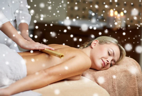 Närbild av kvinnan ligger och har massage i spa — Stockfoto