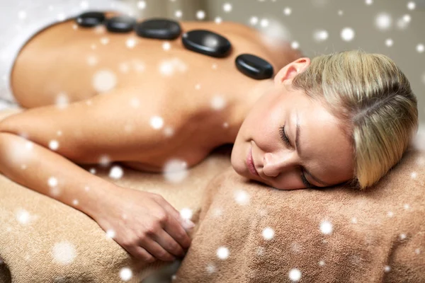 Close up van vrouw met hot stone-massage in de spa — Stockfoto