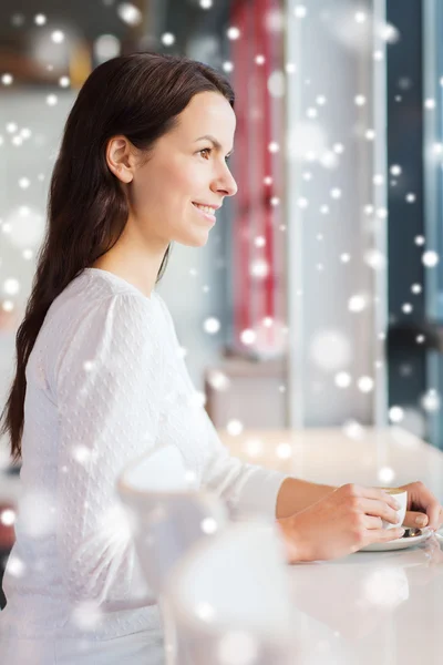 Leende ung kvinna dricka kaffe på café — Stockfoto