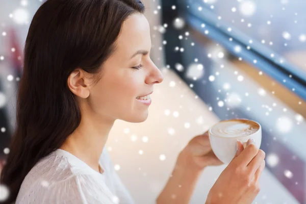 Jonge vrouw drinken koffie in Cafe glimlachen — Stockfoto