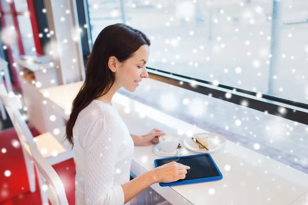 Leende kvinna med TabletPC och kaffe på café — Stockfoto