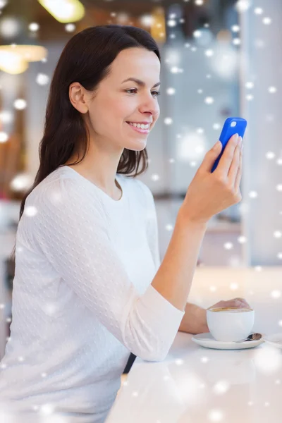 Mulher sorridente com smartphone e café no café — Fotografia de Stock