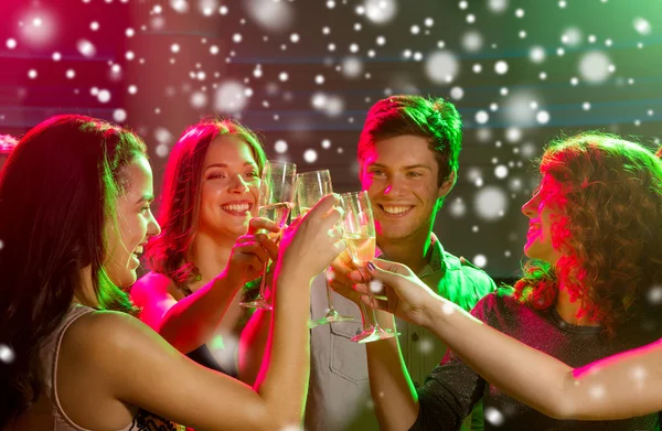 Amici sorridenti con bicchieri di champagne in club — Foto Stock