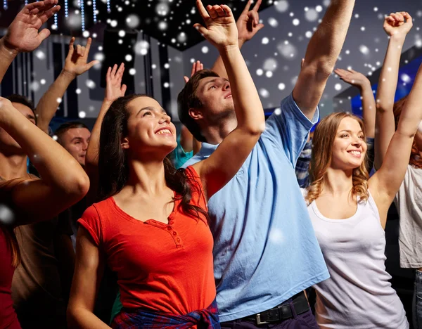 Lachende vrienden bij een concert in club — Stockfoto