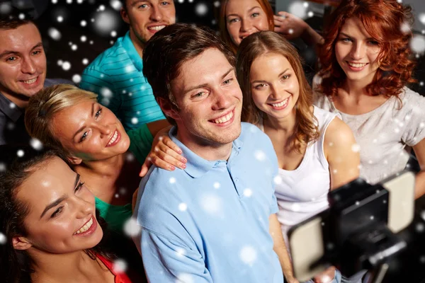 Vrienden met smartphone selfie met club — Stockfoto