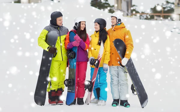 Kask ile konuşurken snowboards mutlu arkadaşlar — Stok fotoğraf