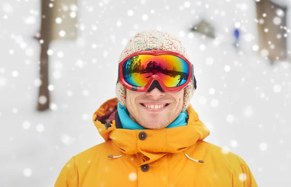 Szczęśliwy młody człowiek w narciarskie gogle na zewnątrz — Zdjęcie stockowe