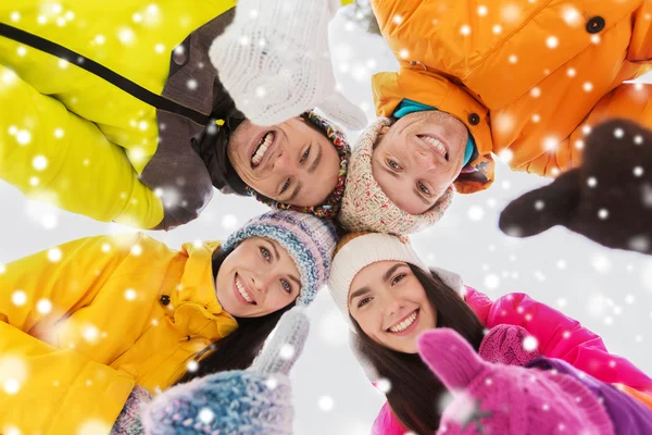 Happy vrienden in winterkleren buitenshuis — Stockfoto