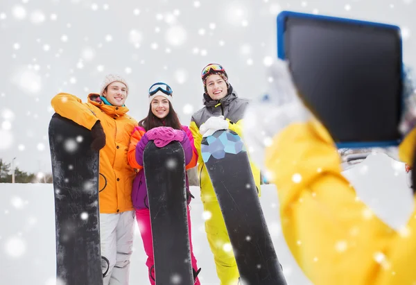 Amigos felices con tablas de snowboard y tableta PC — Foto de Stock