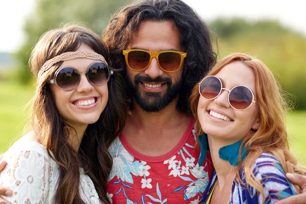 S úsměvem mladá hippie přátelé venku — Stock fotografie