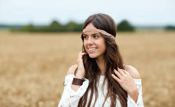 Sorrindo jovem hippie mulher no campo de cereais — Fotografia de Stock