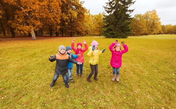 Groep van gelukkige kinderen plezier in herfst park — Stockfoto