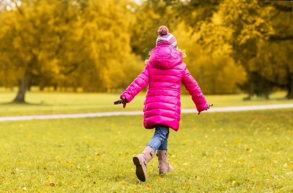Ευτυχισμένη κοριτσάκι τρέχει στο πάρκο φθινόπωρο — Φωτογραφία Αρχείου