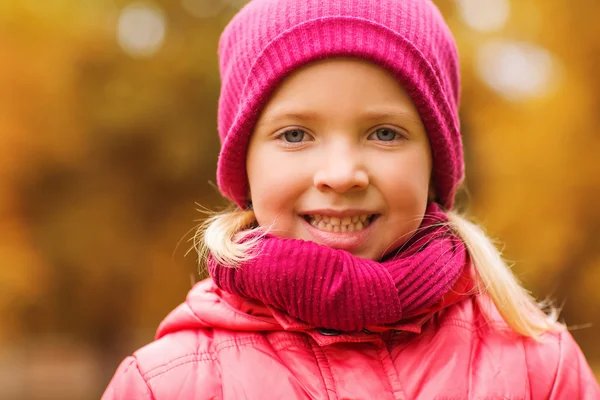 Happy krásná malá holka portrét venku — Stock fotografie