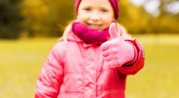 Happy girl showing thumbs up outdoors — Stock Photo, Image