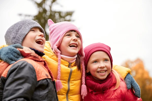 Gruppe fröhlicher Kinder umarmt sich im Herbstpark — Stockfoto