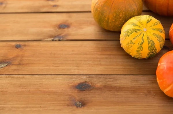 Close up van pompoenen op houten tafel thuis — Stockfoto