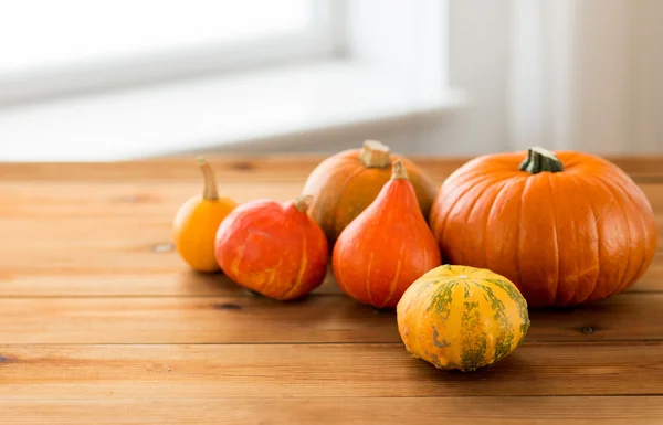 Nahaufnahme von Kürbissen auf Holztisch zu Hause — Stockfoto