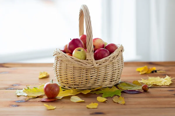 Sepeti elmalı ahşap masa üzerinde kapat — Stok fotoğraf