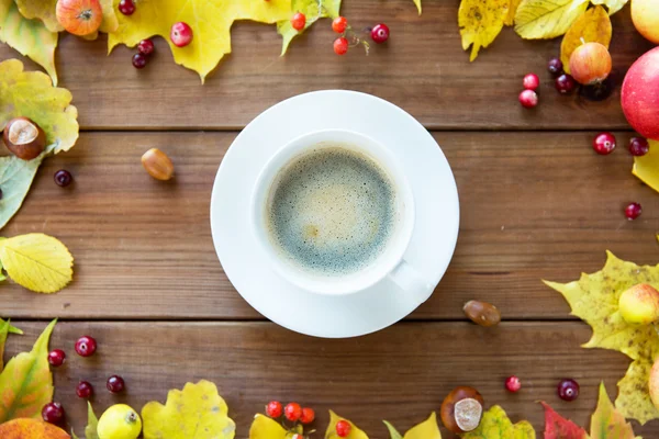 Primer plano de la taza de café en la mesa con hojas de otoño — Foto de Stock