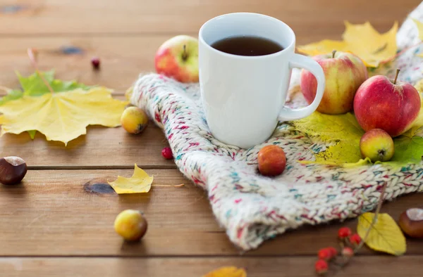 Ένα φλυτζάνι τσάι στο τραπέζι με το φθινόπωρο τα φύλλα σε κοντινό πλάνο — Φωτογραφία Αρχείου