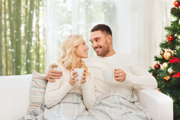 Feliz pareja en casa con árbol de Navidad Fotos de stock libres de derechos