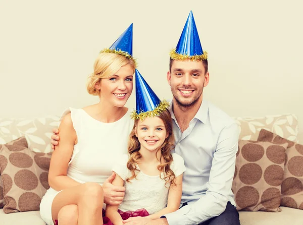 Familia feliz en sombreros celebrando — Foto de Stock