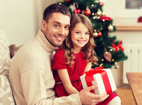 Sorrindo pai e filha segurando caixa de presente — Fotografia de Stock